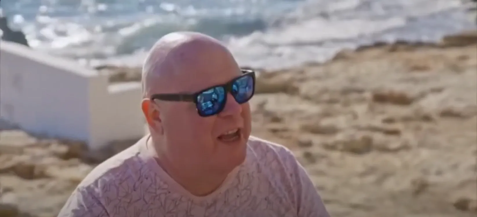 Peter Gillis loopt weg bij interview Powned na kritische vraag: "Hup, dan gaat we 't niet doen!"