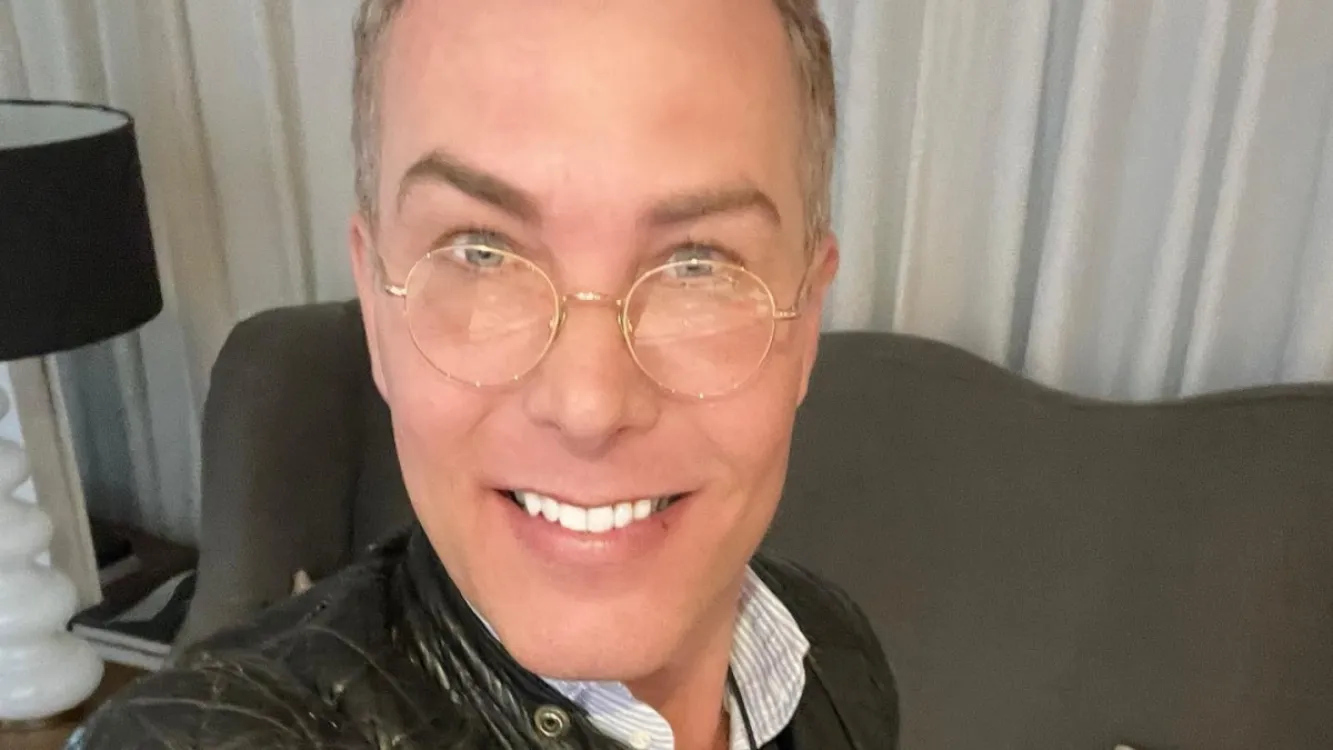 Breaking: Rogier Smit ontdekt wachtrijen, besluit dat die niet voor hem gelden