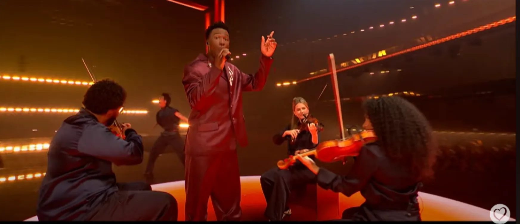 Vanavond is de finale van het Songfestival: glitter, drama, en ontzettend g*y