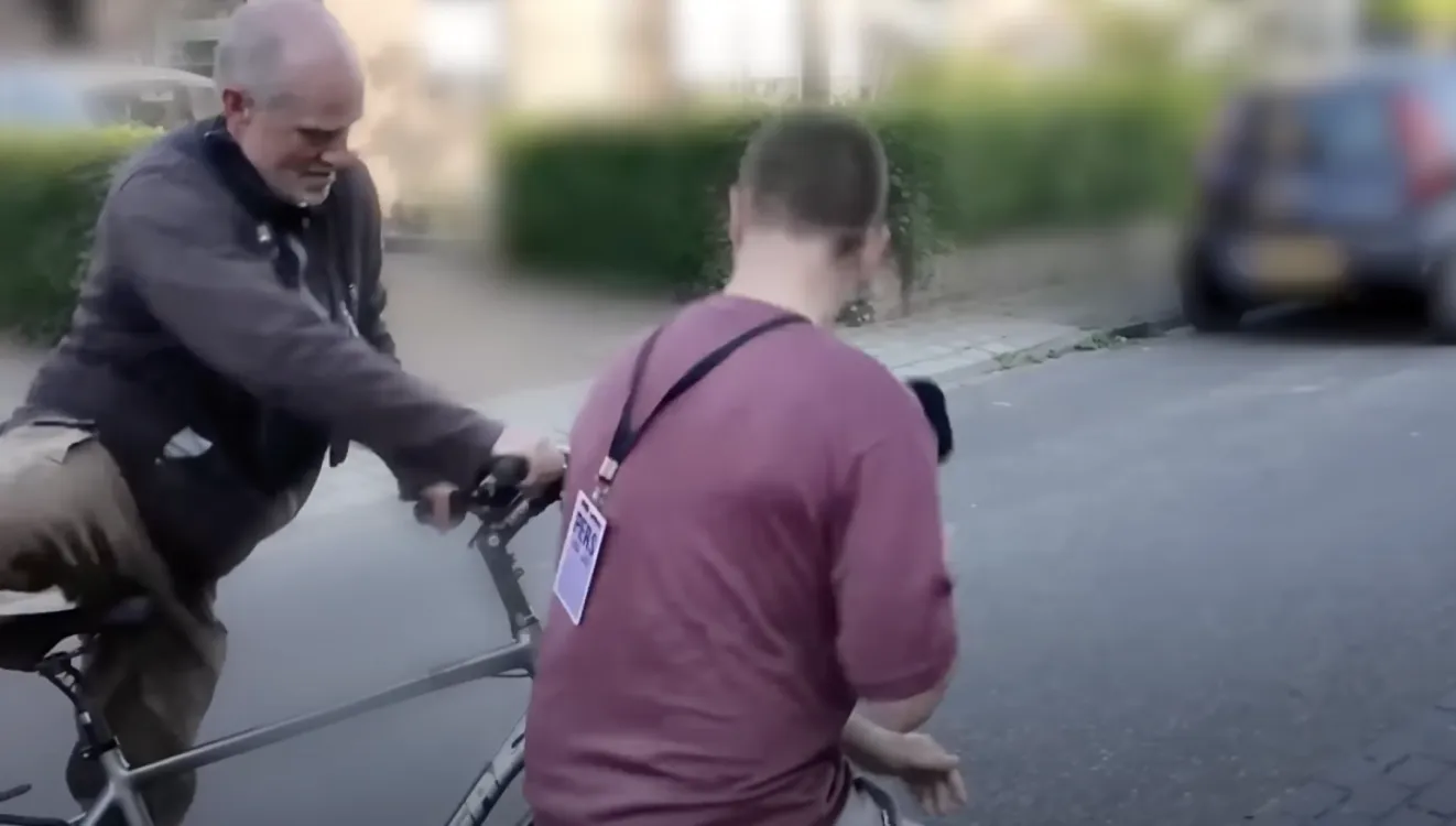 Volkert van der Graaf slaat cameraman van journalist: ‘Doe normaal’