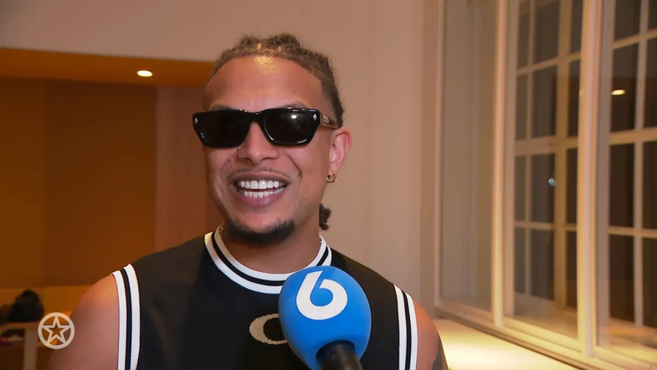 Ronnie Flex doet interessant: 'Gister op het podium, vandaag in de metro...'